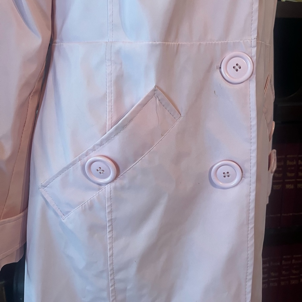 Cute, pink raincoat with big button details. - Picture 4 of 8